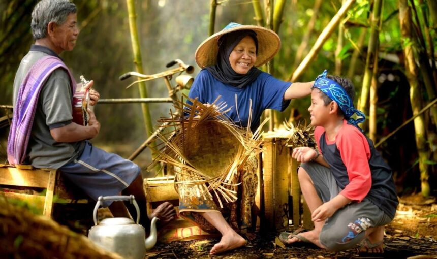 Menyatu dengan Budaya Lokal